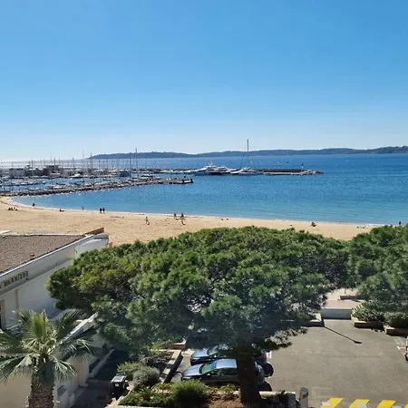Les Dauphins Apartment *